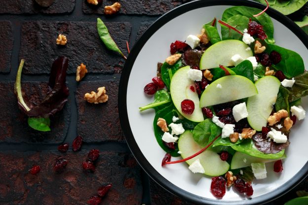 Zwischengang: Apfelsalat mit Nüssen und Cranberries