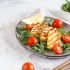 Gebratener Halloumi-Käse auf Salat