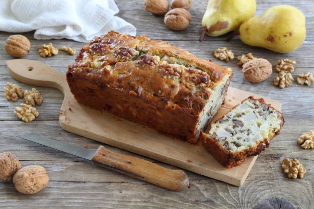 Süß-herzhafter Kuchen mit Birnen, Nüssen und  Roquefort