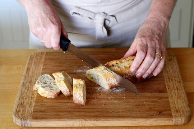 Das Brot schneiden