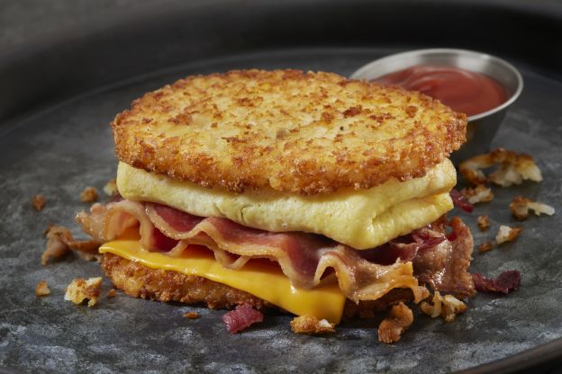 Frühstückssandwich mit Hashbrown-Kartoffeln