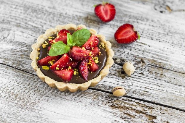 Kleine Schoko-Paprika-Küchlein mit Erdbeeren