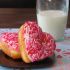 Herzdoughnuts mit rosa Glasur