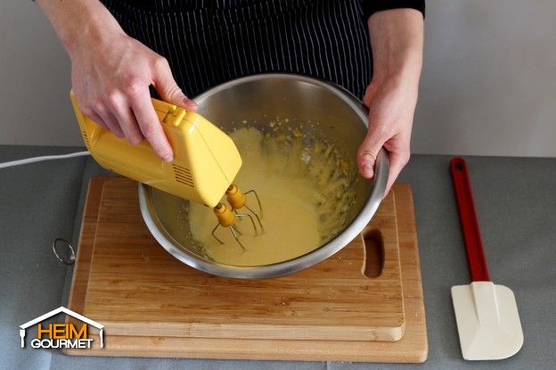 Das Eigelb mit dem Zucker vermischen und schaumig rühren.