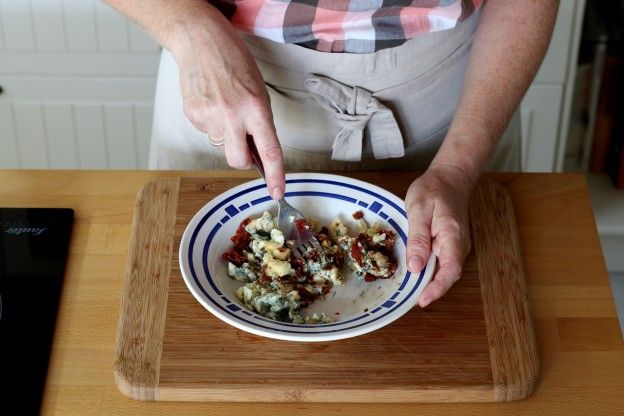Käse und Tomaten zerstampfen