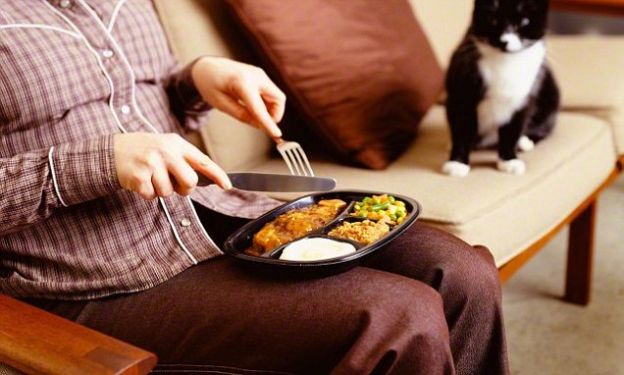 WARUM SNACKEN VOR DEM FERNSEHER GESUNDHEITSSCHÄDLICH IST