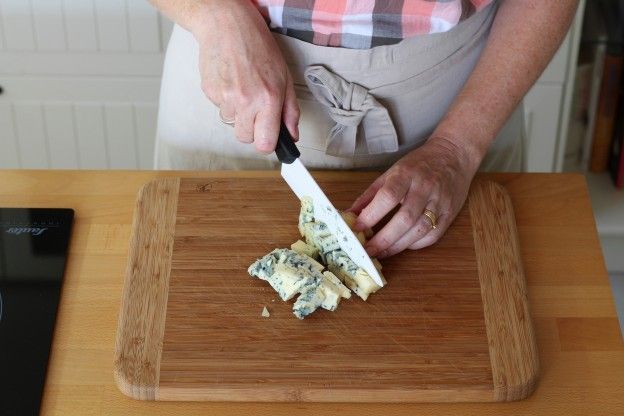 Käse in Würfel schneiden
