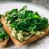 Avocadotoast mit frischem Spinat