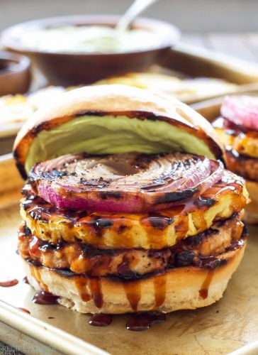 Teriyaki Truthahn-Burger mit gegrillter Ananas und Zwiebel