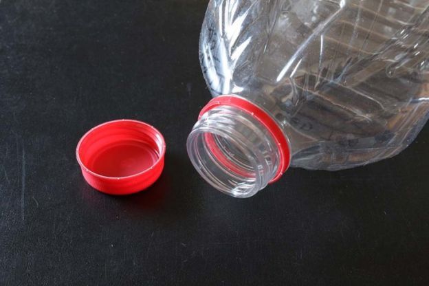 Dazu dient der plastikring an flaschenhälsen