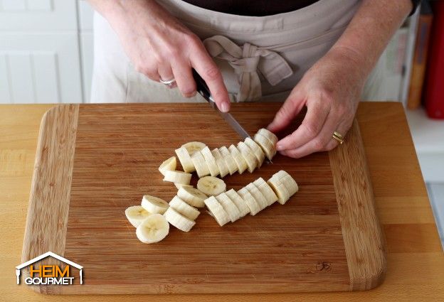 Die Bananen schälen und in Scheiben schneiden