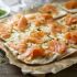 Flammkuchen mit Lachs und Schmand