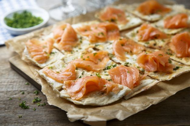 Flammkuchen mit Lachs und Schmand