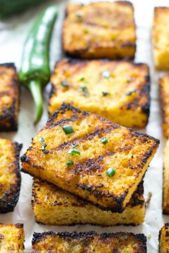 Gegrilltes maisbrot mit Jalapeno Honig Butter
