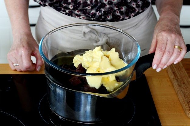 Die Schokolade und die Butter schmelzen lassen