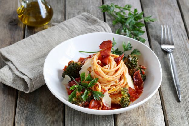 Linguine all'Arrabiata mit Brokkoli und knusprigem Serrano