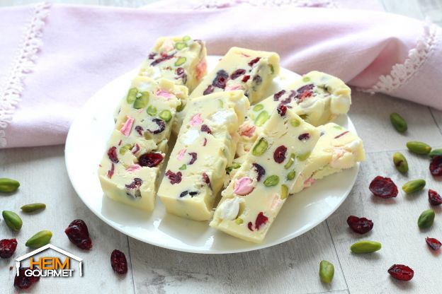 Weiße Schokolade mit Pistazien und Cranberries