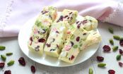 Selbst gemachte Schokoriegel mit Pistazien und Cranberries
