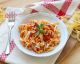 Frische Tagliatelle in Tomatensoße für das Italien-Feeling zu Hause