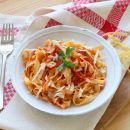 Frische Tagliatelle in Tomatensoße für das Italien-Feeling zu Hause