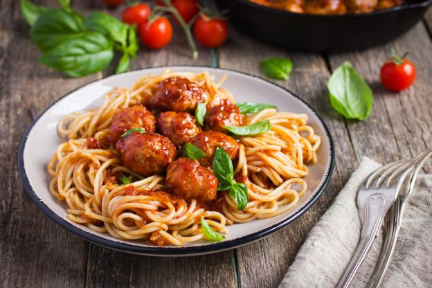 Spaghetti mit Tomatensauce und Linsenbällchen