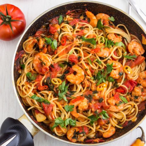 Ein Gericht zum Verlieben: Spaghetti mit Garnelen in Tomatensoße