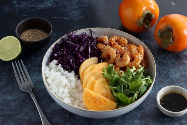 Pokebowl mit Rotkohl und Kaki