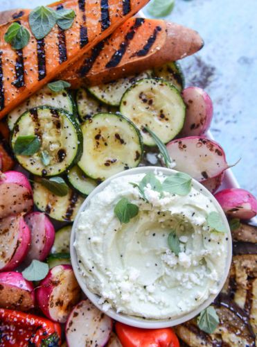 Mariniertes gegrilltes Gemües mit Avocado-verfeinertem Feta
