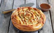 Der Hingucker beim herbstlichen Kaffee und Kuchen: Apfelkuchen in Rosenform