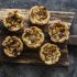 Mini Quiches mit Gorgonzola, Nüssen und Honig