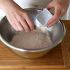 Mehl, Salz und Backpulver in einer Schüssel vermischen.