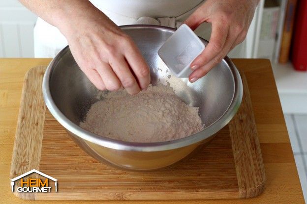 Mehl, Salz und Backpulver in einer Schüssel vermischen.