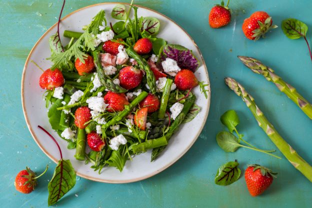 Grüner Spargel mit Erdbeeren