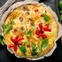 Garten-Focaccia mit frischem Gemüse und Kräutern