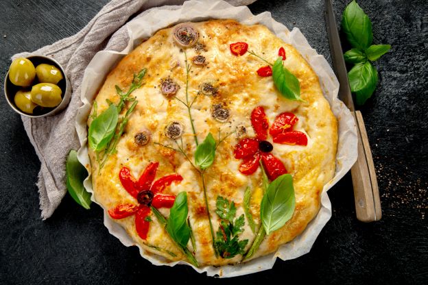 Garten-Focaccia mit frischem Gemüse und Kräutern