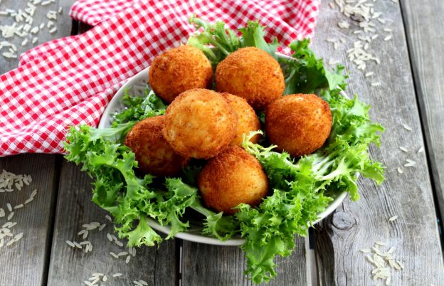 Frittierte Reisbällchen mit Mozzarella gefüllt