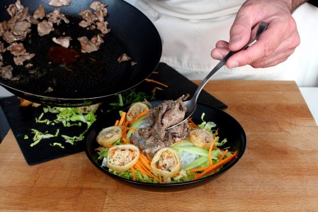 Frühlingsrollen und Fleisch hinzugeben