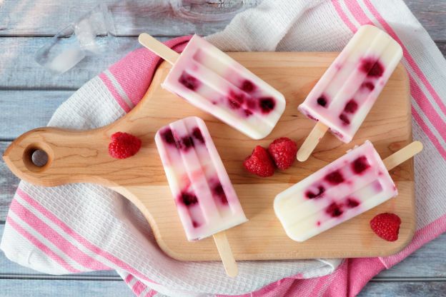 Himbeer-Vanille-Eis am Stiel