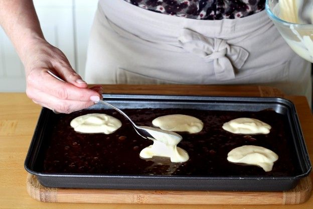 Das Cheesecake-Topping hinzugeben