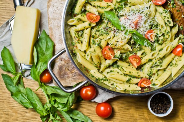 Penne mit Spinatcreme und Tomaten