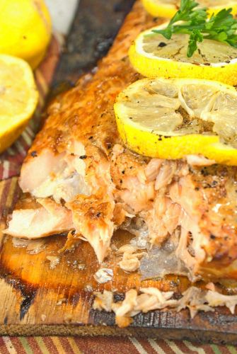Gegrillter Lachs auf der Zedernholzplatte