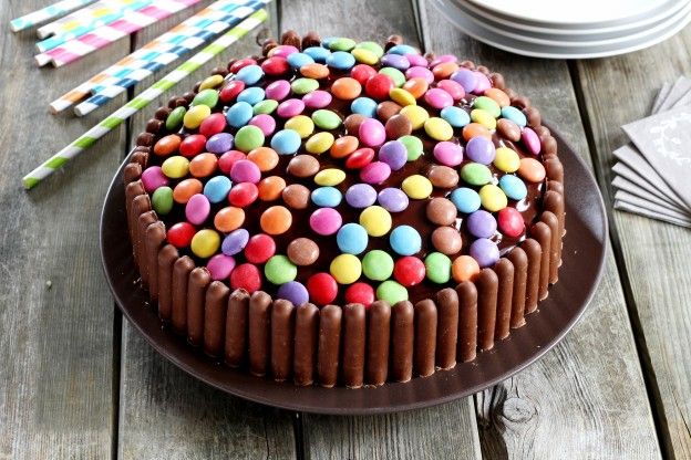 Bunte Smarties-Torte