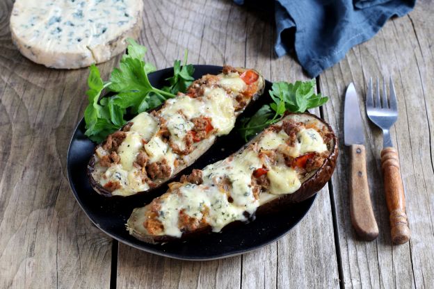 Gebackene Auberginen mit Bauschimmelkäse und Lammhack