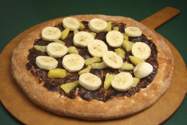 Pizza mit Banane und Nutella