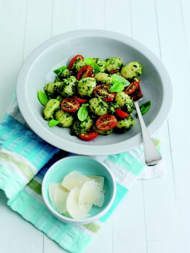 Erbsengnocchi mit Karottengrünpesto