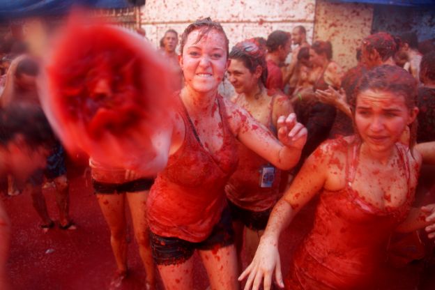 Schmeiß Tomaten beim La Tomatina Festival, Spanien