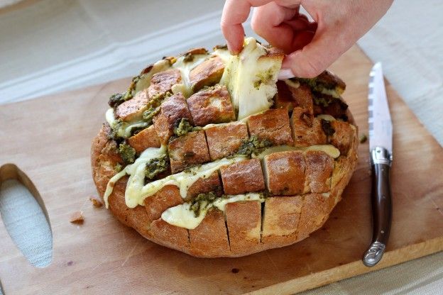 Zupfbrot mit Käse und Pesto