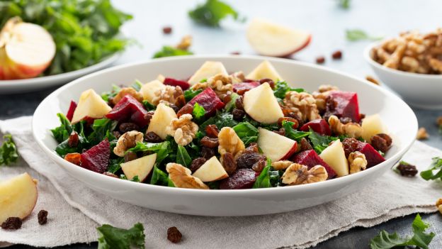 Rote-Beete-Apfel-Salat mit Grünkohl