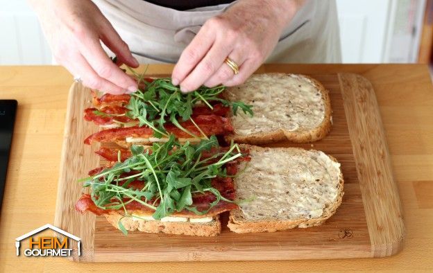 Mit Rucola belegen