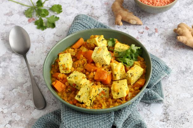 Heute mal vegetarisch: Köstliches Linsencurry mit Tofu und Süßkartoffeln